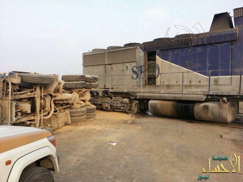 اصطدام شاحنة بقطار