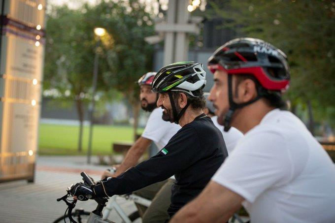 محمد بن راشد يتجول بدراجة هوائية في إكسبو 