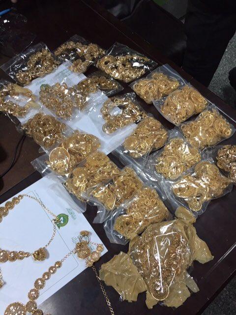 بالفيديو.. إحباط تهريب 3.5 كيلو ذهب عبر جسر الملك فهد