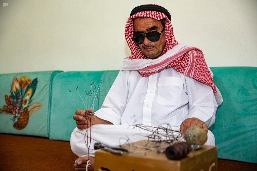 اكتسب شهرة واسعة.. كفيف يحترف صناعة مصيدة للصقور بطريف (صور) اكتسب شهرة واسعة.. كفيف يحترف صناعة مصيدة للصقور بطريف (صور)