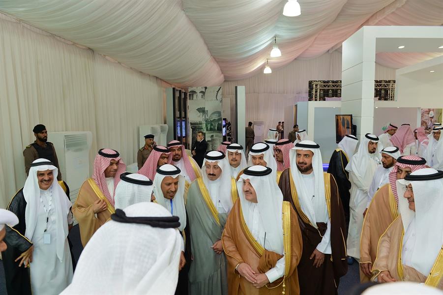 افتتح صاحب السمو الملكي الامير سعود بن نايف بن عبدالعزيزمنتدى الاحساء للإستثمار والمنعقد 