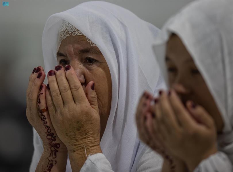 وسط أجواء إيمانية.. قاصدو المسجد الحرام والمسجد النبوي يشهدون ختم القرآن في ليلة 29 (صور) 