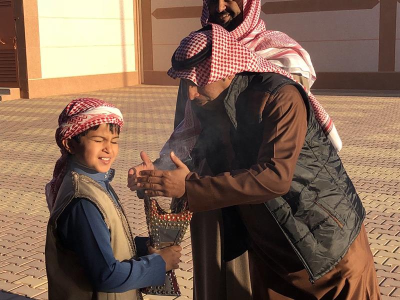 شقيقان يستقبلان معلميهما والطلاب في فناء مدرستهما بالحلوى والبخور والقهوة العربية (صور) شقيقان يستقبلان معلميهما والطلاب في فناء مدرستهما بالحلوى والبخور والقهوة العربية (صور)