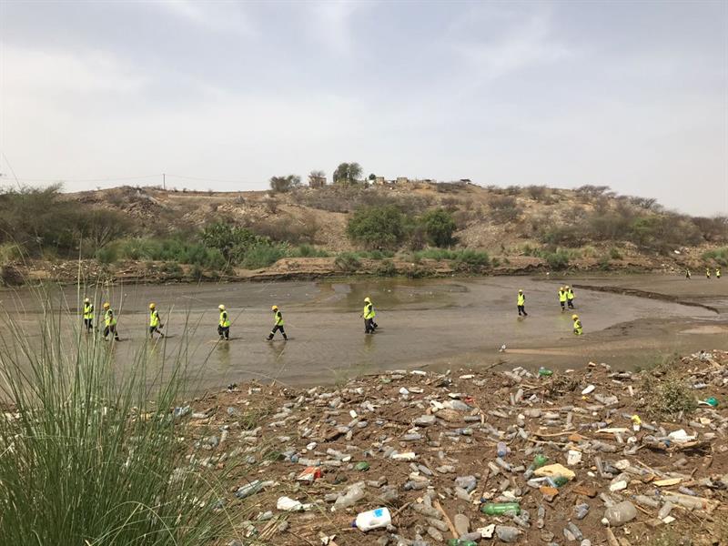 شاهد.. السيل يجرف جثة مقيم 50 كلم.. والدفاع المدني يعثر عليها بعد بحث مضنٍ