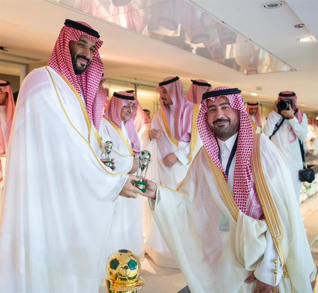 ولي العهد يتوج فريق الهلال بكأس خادم الحرمين