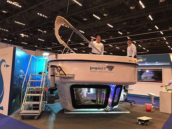 بالصور.. أبوظبي تشهد عرض أول قارب وغواصة معاً صديق للبيئة