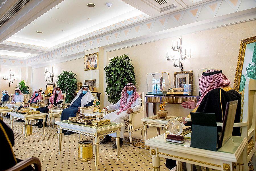 أمير القصيم يكرم مواطنًا لمبادرته بتوفير 65 محلًا لدعم الشباب بـ "بريدة"