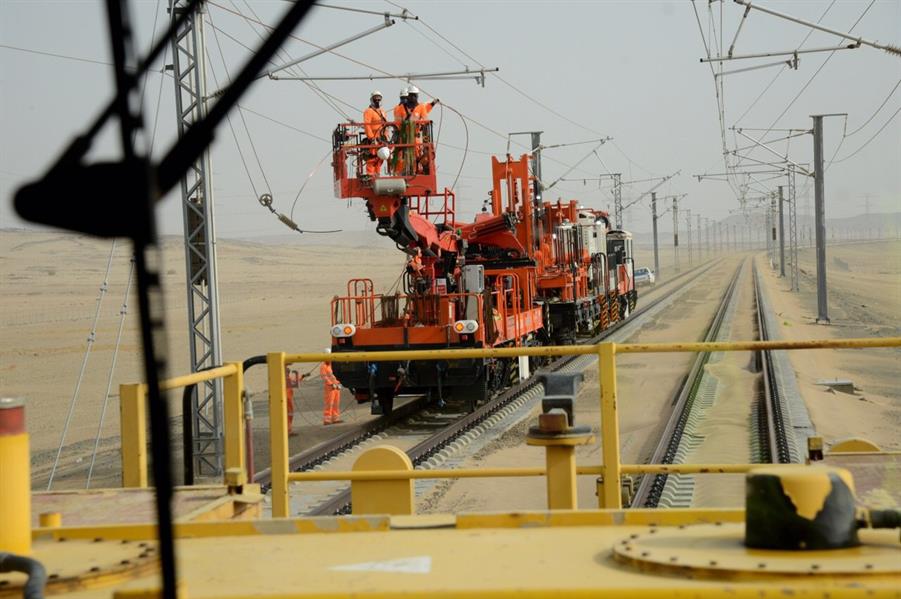 وزير النقل يطلع على عربات قطار الحرمين بالمدينة المنورة