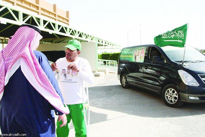 وزير الشؤون الاجتماعية مستقبلا الرحالة المحيميد