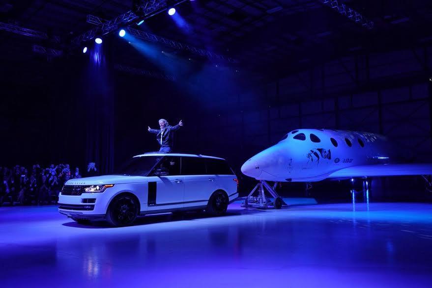 بالصور.. المليونير ريتشارد برانسون يكشف عن مركبة فضائية جديدة