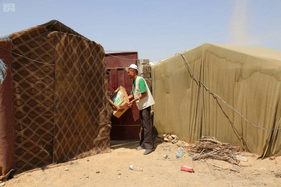 مركز الملك سلمان للإغاثة يوزع 9000 كرتون من اللحوم للنازحين في مديريتي مأرب والوادي بمحافظة مأرب مركز الملك سلمان للإغاثة يوزع 9000 كرتون من اللحوم للنازحين في مديريتي مأرب والوادي بمحافظة مأرب