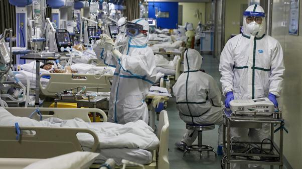 أعلنت منظمة الصحة العالمية أمس (السبت)، تسجيل 15 ألف حالة وفـاة حول العالم خلال 24 ساعة، وذلك لأول مرة منذ بداية جائحة "كورونا" المستجد. وأوضحت المنظمة أنه جرى أيضاً تسجيل 800 ألف إصابة جديدة بالفيروس في مختلف دول العالم. وفي غضون ذلك أعلنت الولايات المتحدة الأمريكية تسجيل أكثر من 314 ألف إصابة مؤكدة، و3623 حالة وفاة بالفيروس خلال الـ24 ساعة الماضية. فيما كشفت الجهات المعنية في بريطانيا، عن تسجيل 1035 وفـاة وقرابة 60 ألف إصابة في آخر 24 ساعة الماضية. 