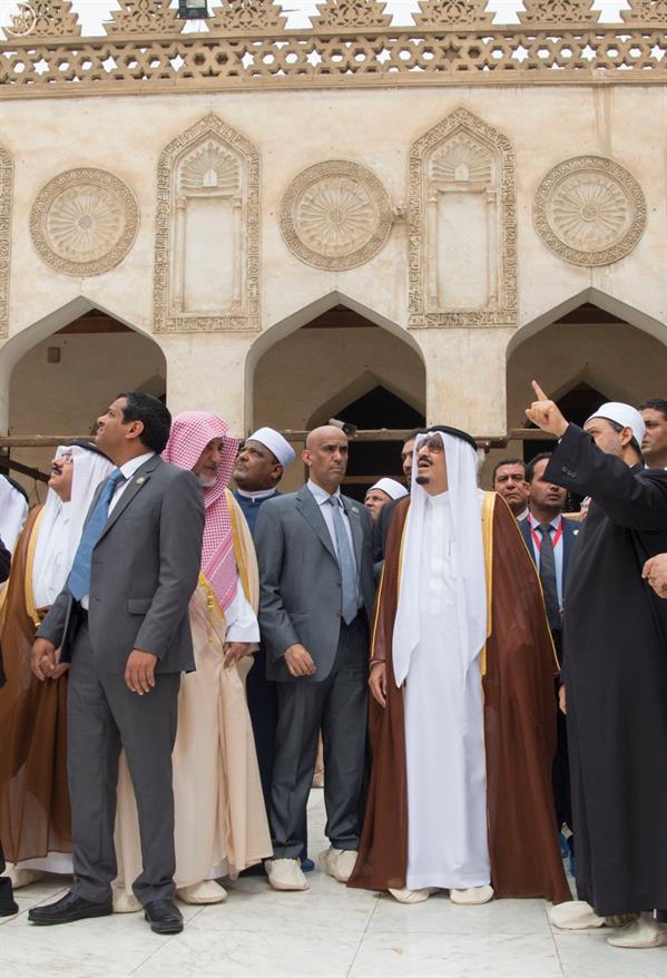 خادم الحرمين يزور الجامع الأزهر.. والدكتور الطيب في استقباله