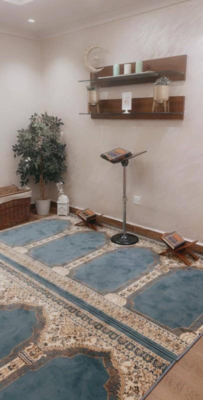  أسر تستعد بمصليات منزلية لأداء التراويح في رمضان