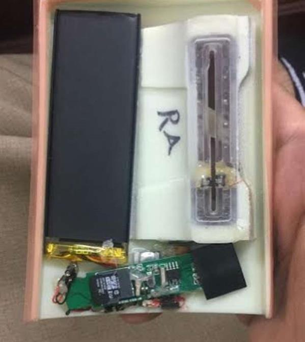 بالصور.. القبض على وافدين تورطا في عمليات سرقة بيانات عملاء البنوك بأجهزة قراءة البطاقات بالصور.. القبض على وافدين تورطا في عمليات سرقة بيانات عملاء البنوك بأجهزة قراءة البطاقات