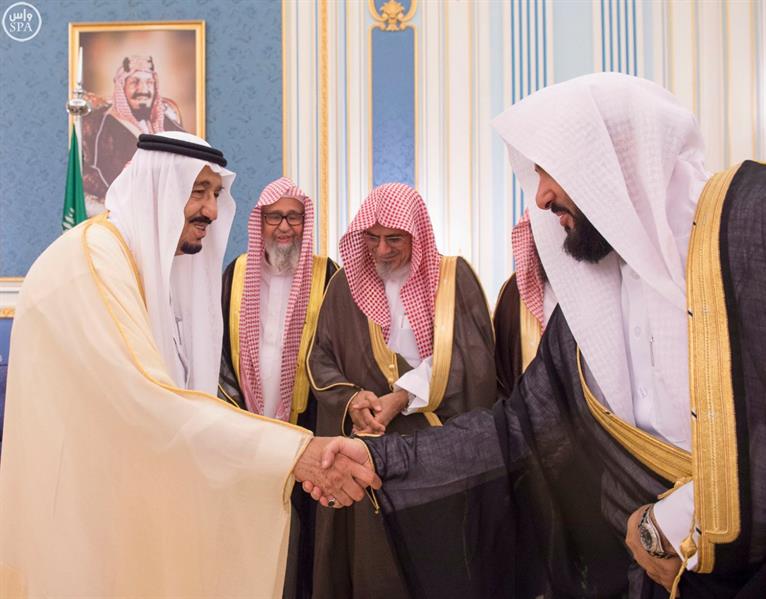 بالصور.. خادم الحرمين يستقبل عدد من الأمراء ومفتي عام المملكة وجموعاً من المواطنين