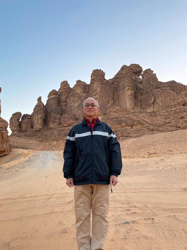 سفير اليابان وزوجته يتجولان في العلا