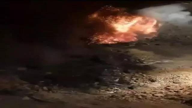 ألسنة لهب تخرج من باطن الأرض في محافظة الوادي الجديد جنوب مصر