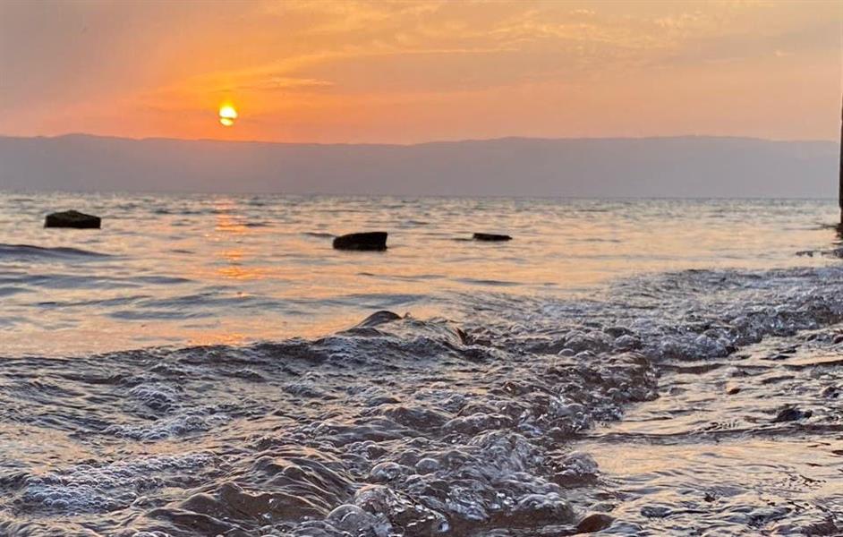 لتميز موقعه ومناخه.. شاطئ حقل جاذب للسياح طيلة العام (صور)  