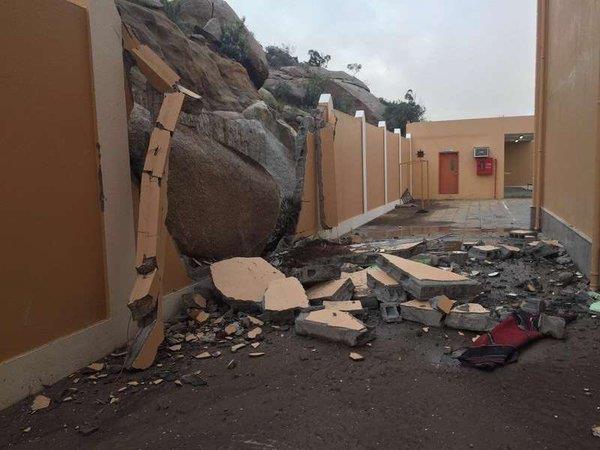 صخرة تهوي على مدرسة بالطائف وتدك سورها الخارجي