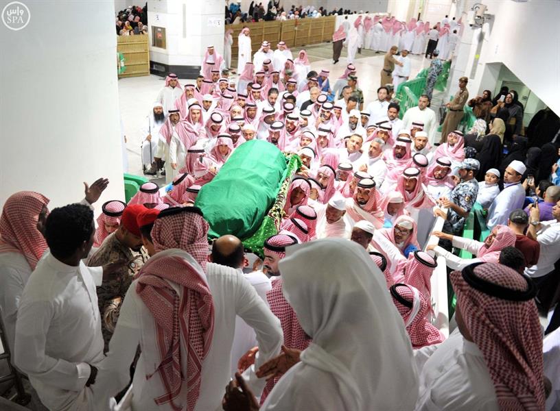 جموع المصلين بالحرم تؤدي صلاة الميت على حرم الأمير ممدوح بن عبدالعزيز جموع المصلين بالحرم تؤدي صلاة الميت على حرم الأمير ممدوح بن عبدالعزيز