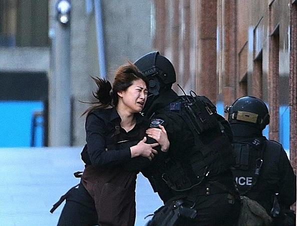 فرار خمسة رهائن من مختطف «مقهى سيدني»