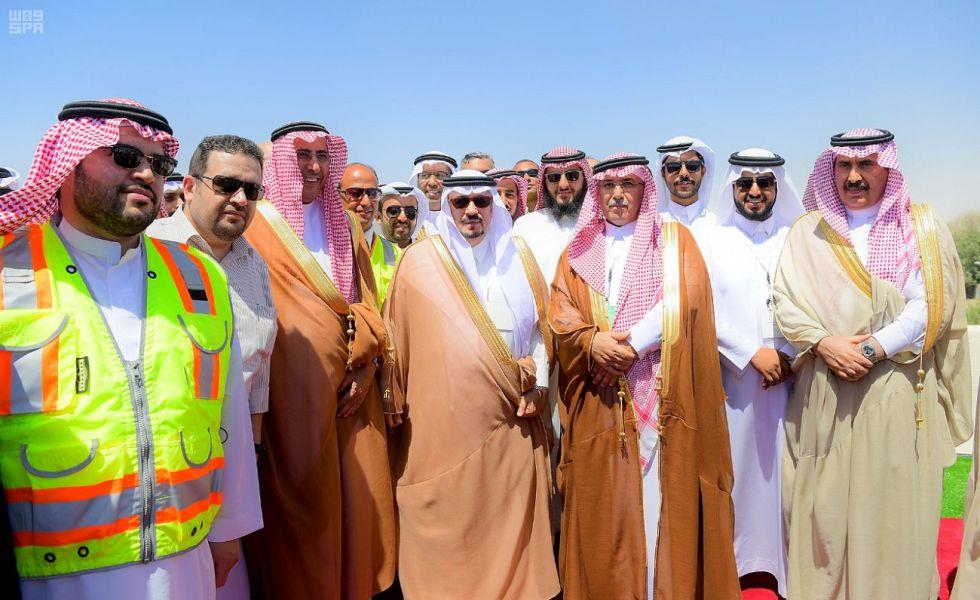 شاهد.. أمير الرياض يفتتح 6 مشاريع لتحسين وتطوير الطرق بالعاصمة