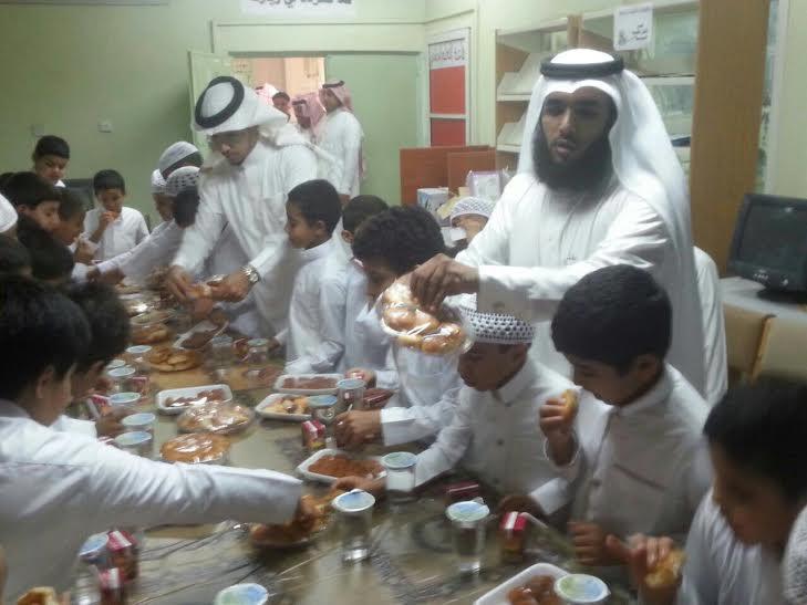  مدرسة ابتدائية تستقبل طلابها بالمبالغ النقدية والبوفيه المفتوح