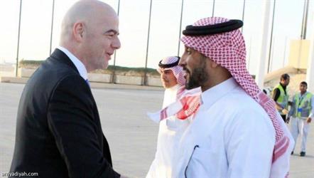 الجابر يسلم جائزة أفضل جمهور في حفل «فيفا» الجابر يسلم جائزة أفضل جمهور في حفل «فيفا»