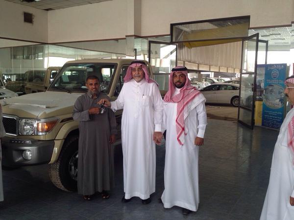 مسن عسير يتسلّم سيارة 