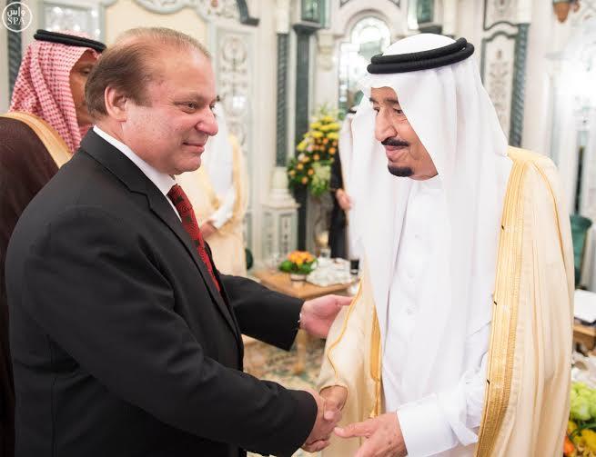 خادم الحرمين يبحث التطورات الإقليمية والدولية مع رئيس وزراء باكستان