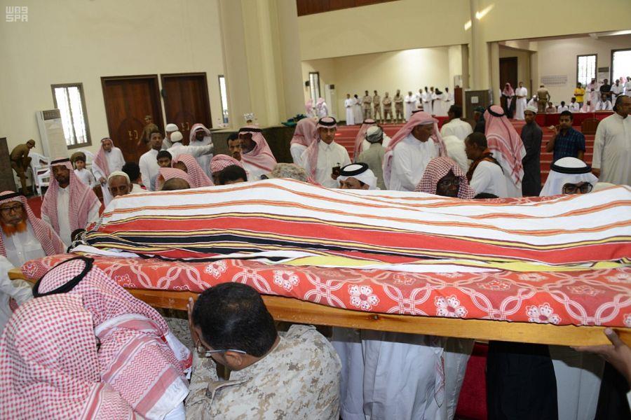 قبلة وداع من ذوي الشهيد قبلة وداع من ذوي الشهيد