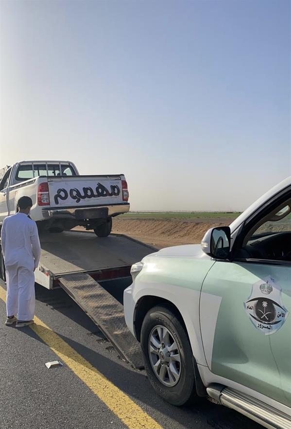 قائد مركبة يمارس التفحيط في أحد الطرق بمحافظة طبرجل.. والمرور يضبطه