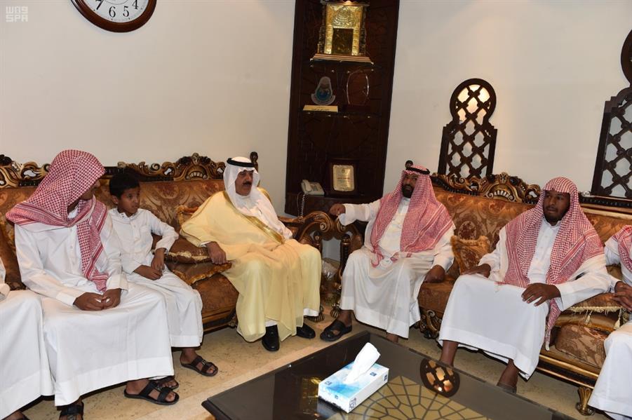 متعب بن عبدالله يؤدي صلاة الميت على شهيد الواجب العازمي