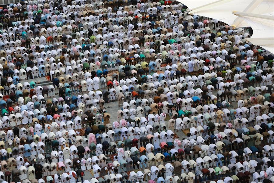 جموع المصلين يؤدون صلاة عيد الأضحى في الحرمين ومختلف أنحاء المملكة