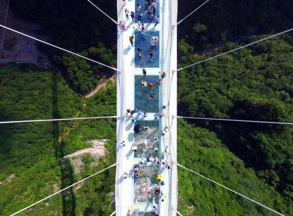 افتتاح أعلى وأطول جسر زجاجي في العالم وسط الصين