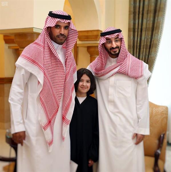 أخبار 24 بالصور أمير منطقة مكة بالنيابة يكرم الطالبة شذى الطويرقي