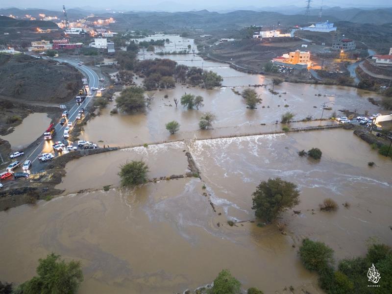 جريان السيول في أبها بعد هطول أمطار غزيرة 