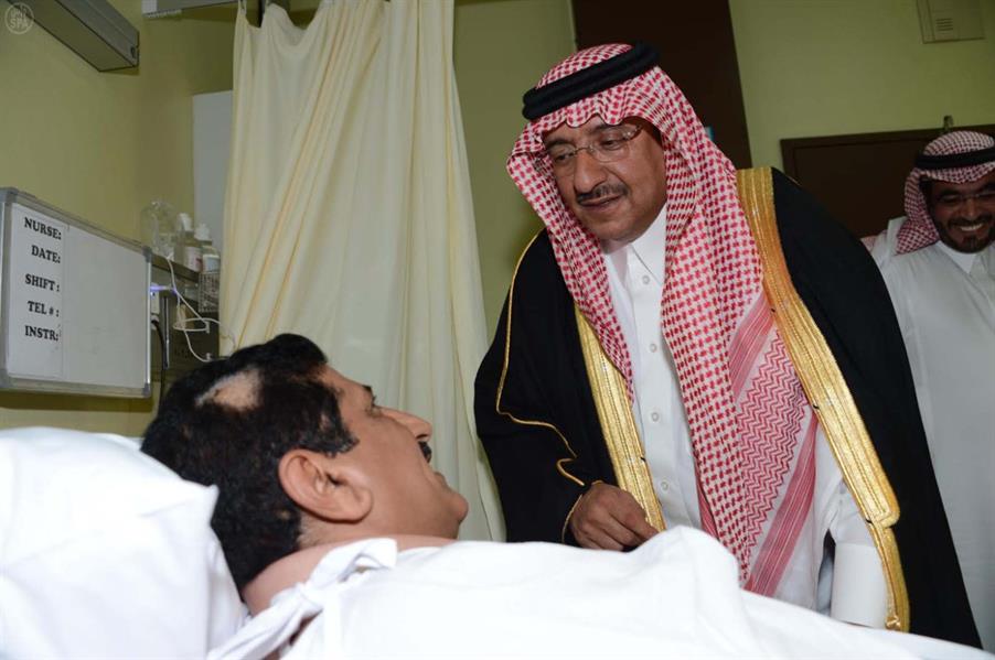 وزير الداخلية يزور العقيد العنزي