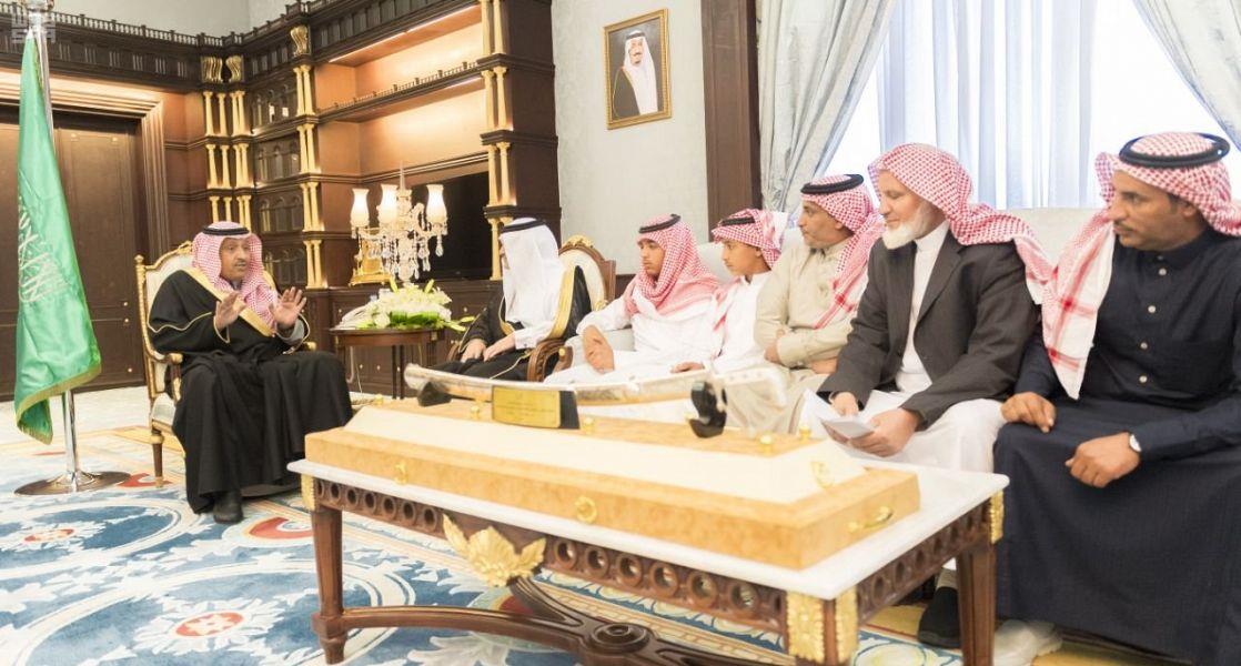 بالصور.. "أمير الباحة" يستقبل ذوي الشهيد "عبدالله الزهراني" بمكتبه بالإمارة