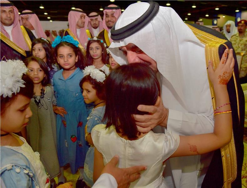 بالصور.. أمير نجران يقبّل أيادي ورؤوس أبناء الشهداء ويشارك أهالي المنطقة العرضة 