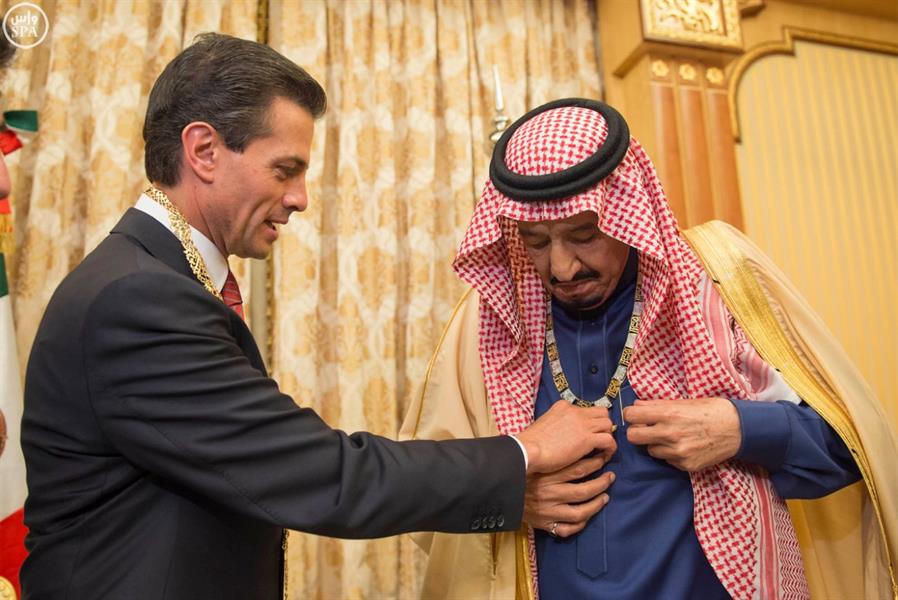 خادم الحرمين يقلد الرئيس المكسيكي قلادة الملك عبدالعزيز ويتقلد وسام نسر الأزتيك