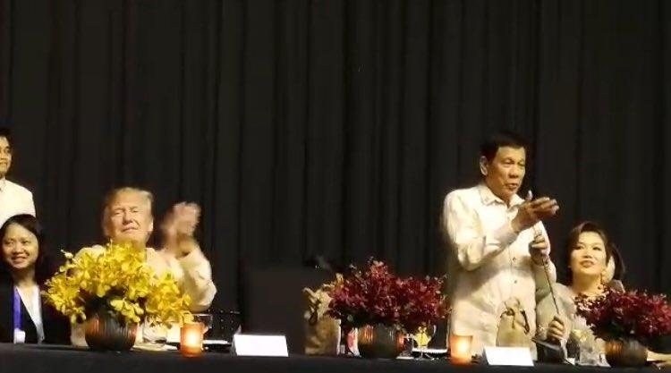 شاهد.. رئيس الفلبين يغني أغنية رومانسية بناء على طلب 