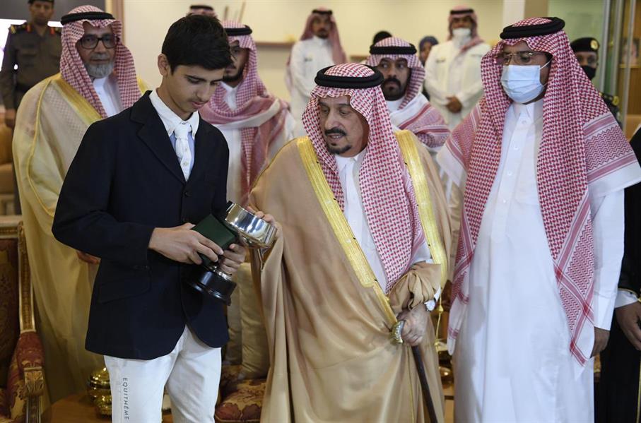 فيصل بن بندر يتوِّج الفائزين بكأس أمير منطقة الرياض لقفز الحواجز