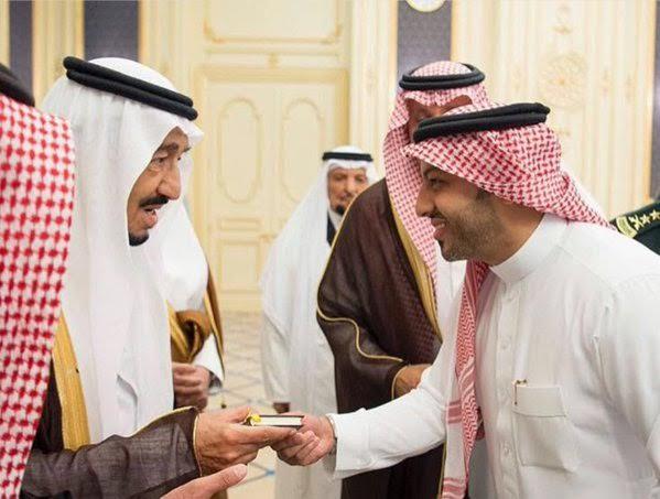 عضو شرف النادي الأهلي يكشف سر الهدية التي أعطاها للملك سلمان عضو شرف النادي الأهلي يكشف سر الهدية التي أعطاها للملك سلمان