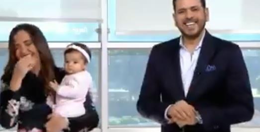 أخبار 24 شاهد مذيع ومذيعة بقناة العربية يدخلان في نوبة ضحك هيستيري