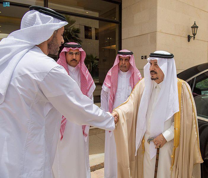 أمير الرياض يقدم العزاء في وفاة الشيخ خليفة بن زايد