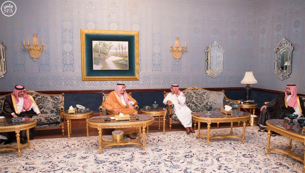 خادم الحرمين الشريفين يزور أخاه سمو الأمير مقرن بن عبدالعزيز