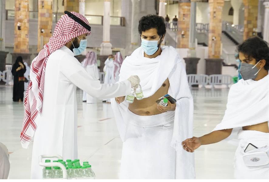 استقبال الحجاج بماء زمزم 