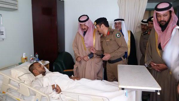 بالصور.. الأمير بدر بن جلوي يزور مصابي وموقع حادث تفجير الأحساء 